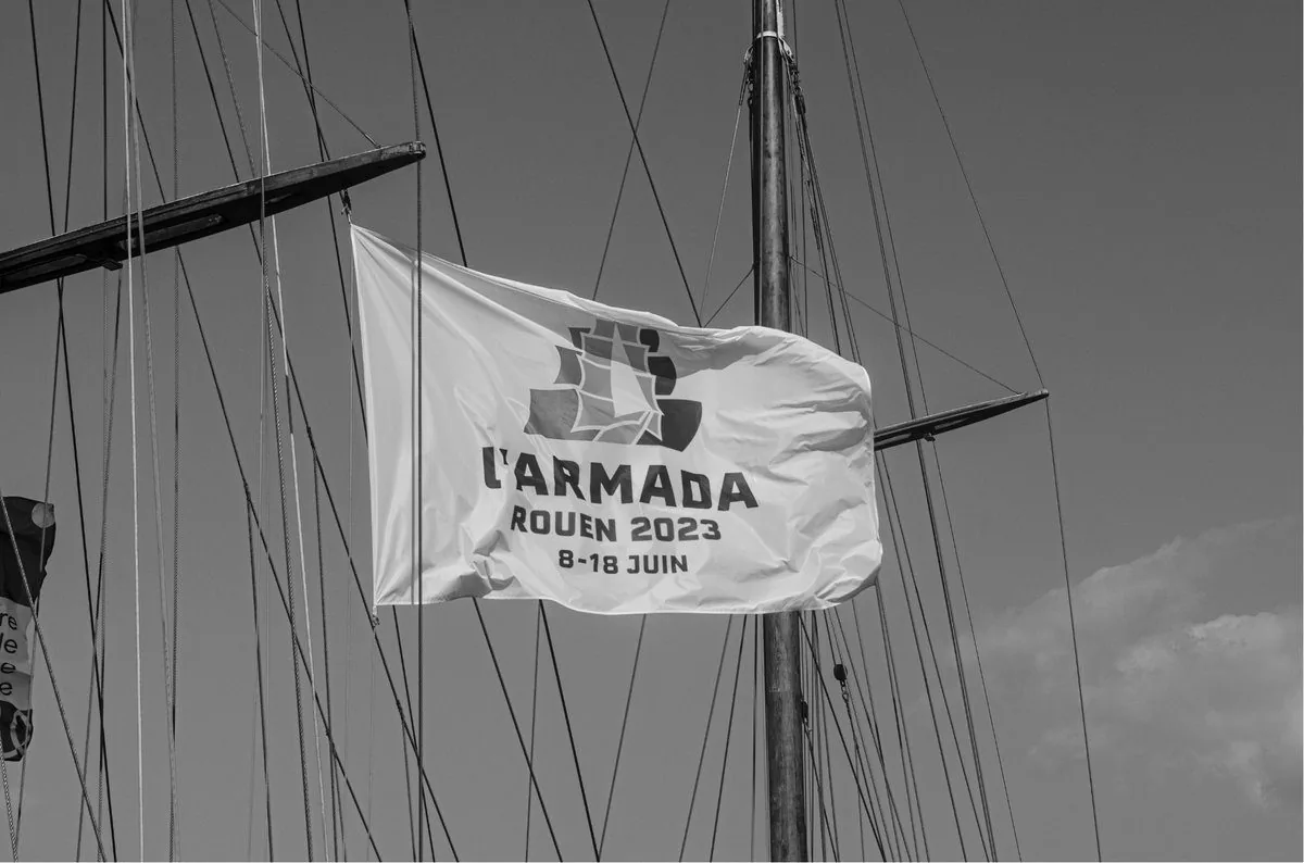 Drapeau de L'Armada de Rouen 2023 sur un mat de voilier