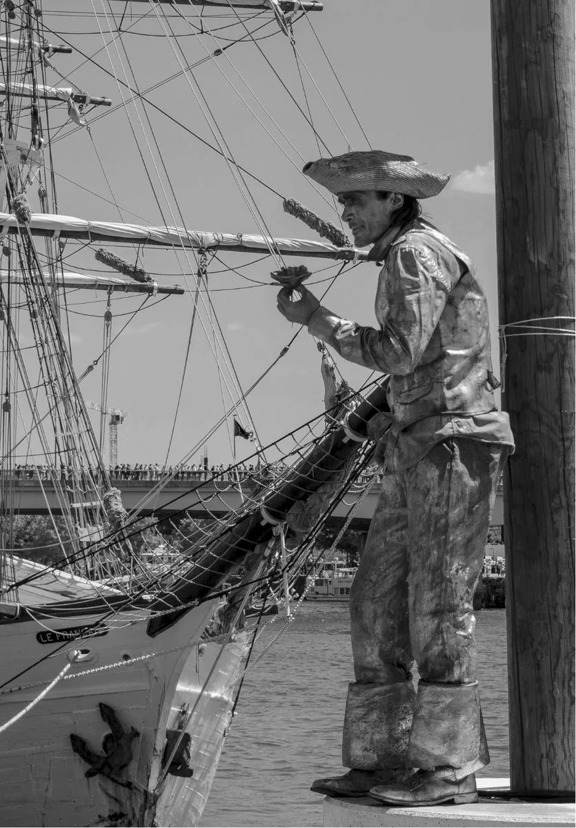 Marin costum&eacute; sur le pont d'un voilier de L'Armada