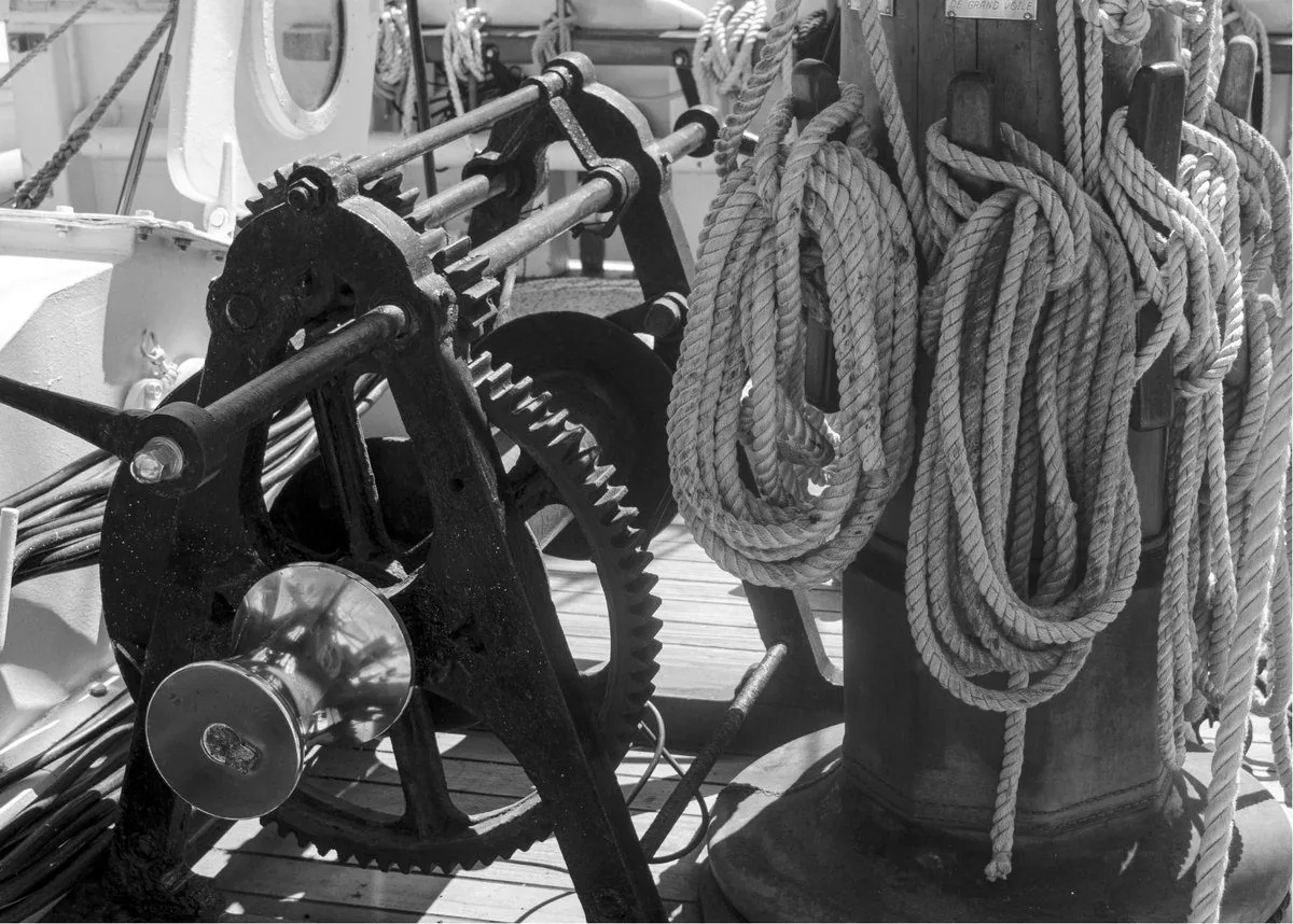 Treuil et cordages sur le pont d'un voilier