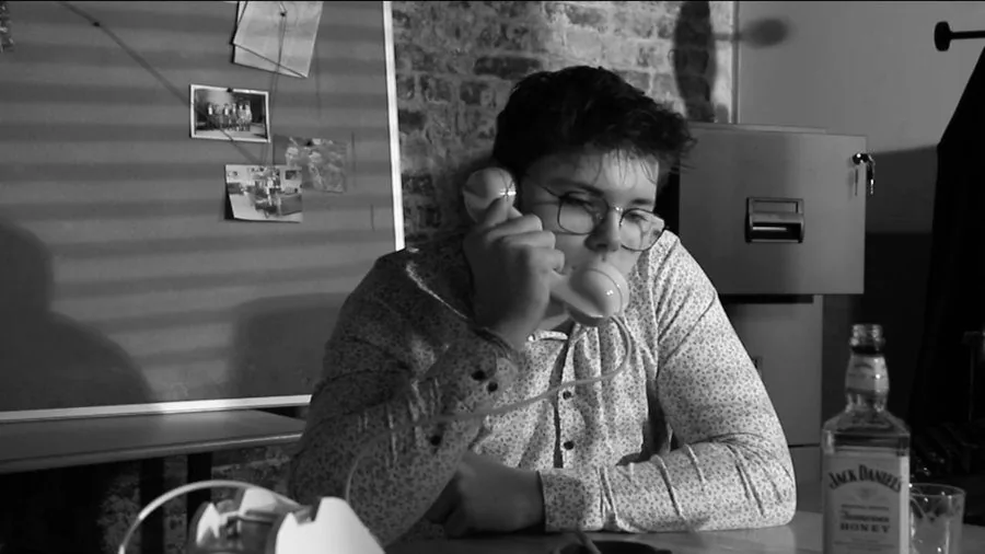 Le détective au téléphone dans son bureau, film noir Fatalité