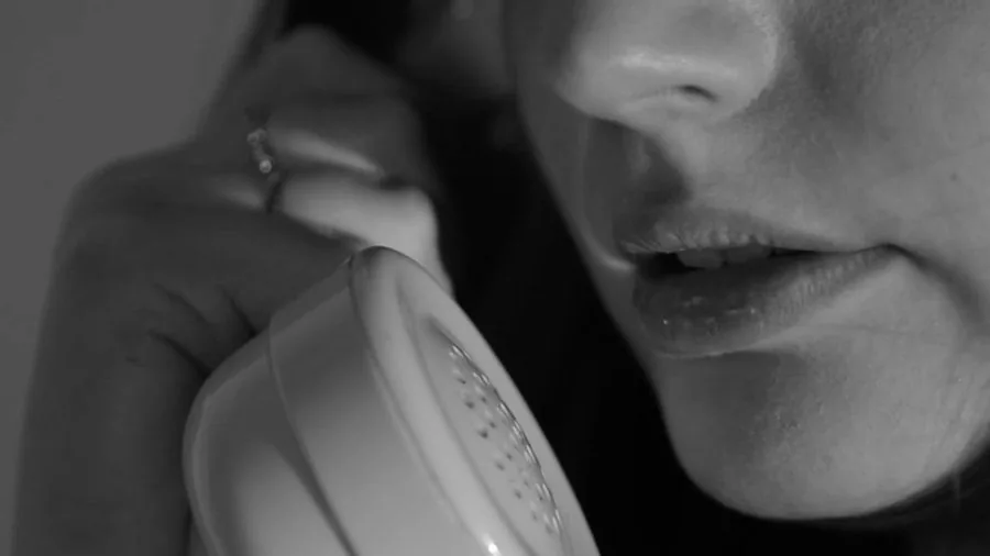 Gros plan sur le combiné du téléphone, film noir Fatalité