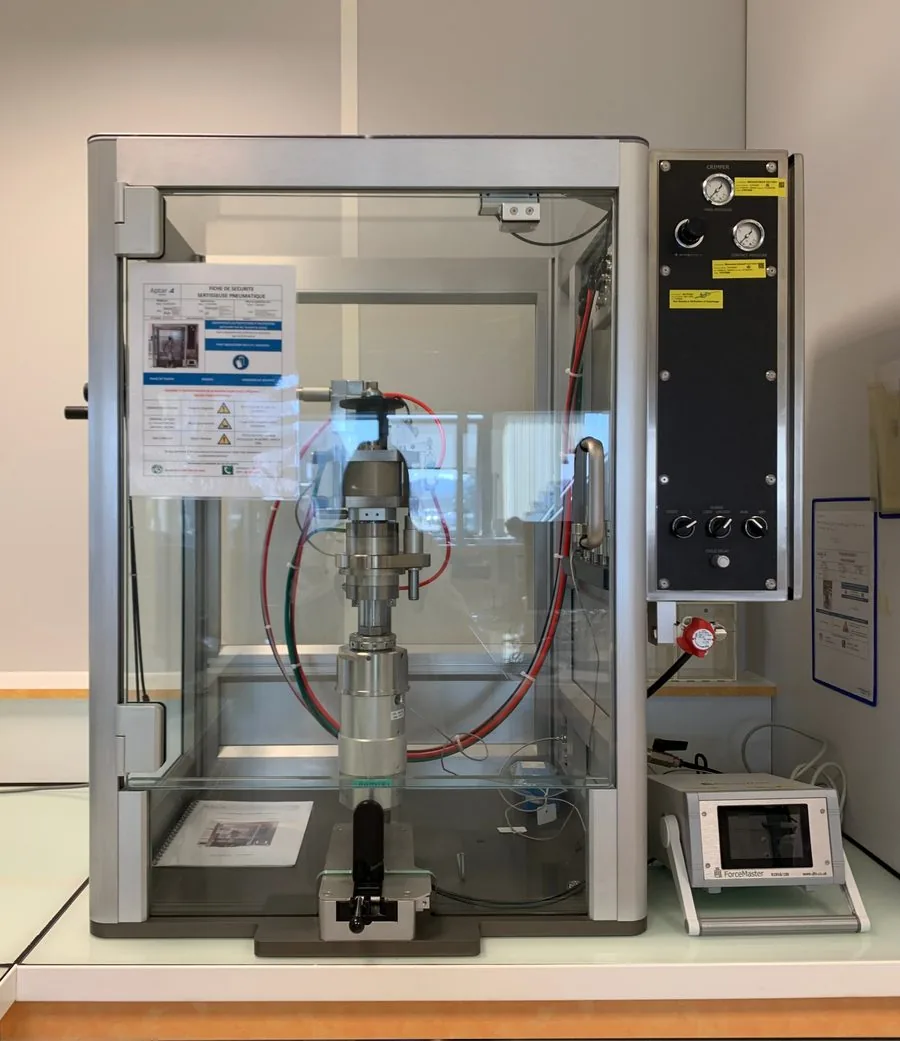 Photographie réelle de la machine de sertissage en laboratoire