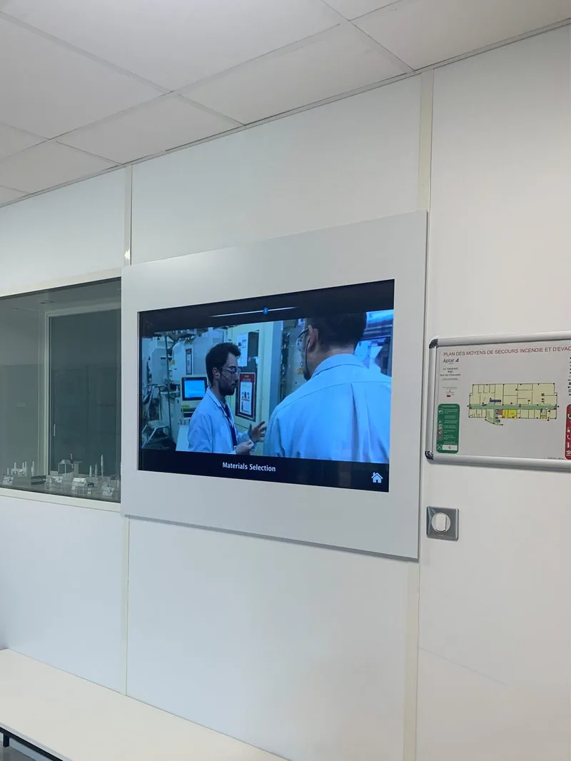Photo de l’écran tactile installé dans le hall d’accueil des laboratoires