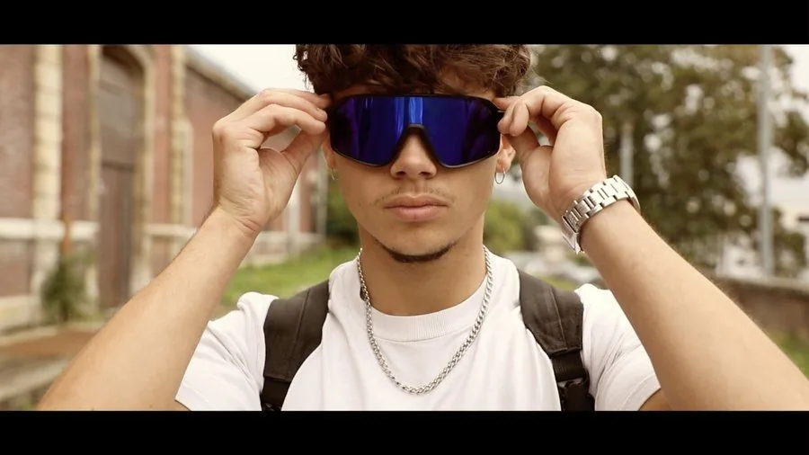 Le jeune héros ajuste ses lunettes de soleil, film WasteBuster
